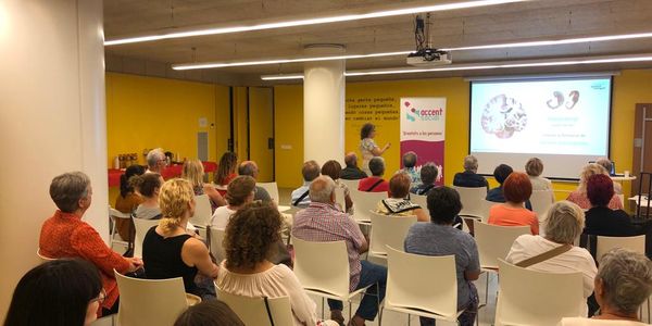 Accent Social i l’Ajuntament de Pineda de Mar celebren una xerrada oberta a la ciutadania per conscienciar sobre els mites de l’Alzheimer