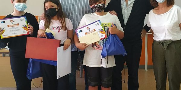 L’Alcalde de Pineda de Mar lliura el premi a la guanyadora del Concurs de Cartells Sense Fum
