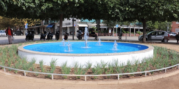 La font de la plaça del Sol torna a brollar amb una renovació completa i sostenible