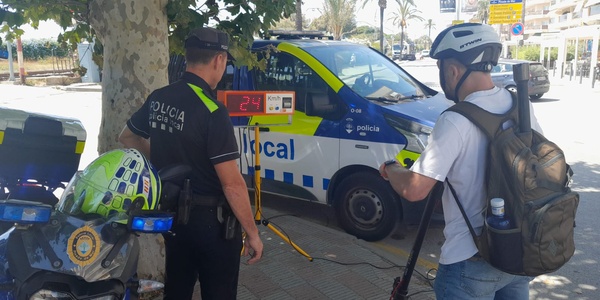 La Policia Local realitza una campanya per al control del límit de velocitat dels patinets elèctrics