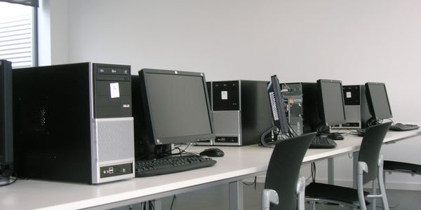 Pineda aportarà dispositius electrònics i personal  de suport perquè l’alumnat pugui seguir el curs de manera virtual
