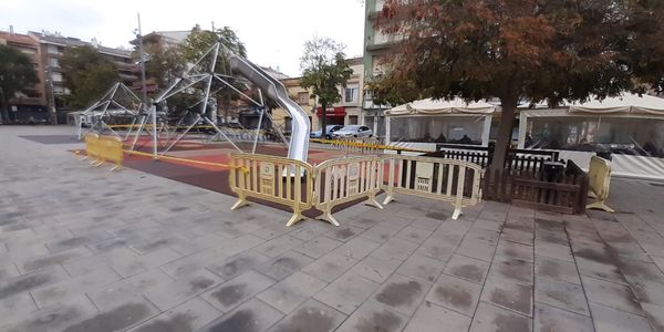 Tasques de manteniment a la instal·lació gran de joc a Plaça Espanya
